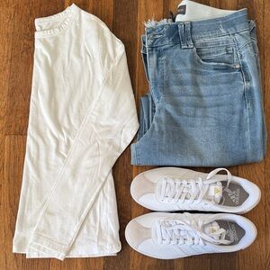 🤍 a.n.a. Longsleeve white tee with back seam. Size XS.